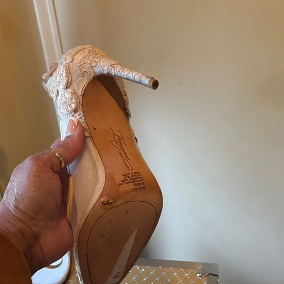 Vince rare find !!!!  Floral Lace Heels in Cream - Picture 3 of 6